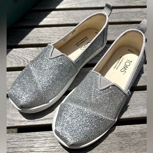 NIB Tom’s Youth Alpargata Glimmer Silver Size 13.5K